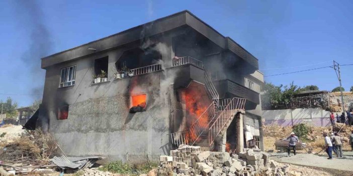 Adıyaman'da çıkan yangın iki katlı evi kullanılamaz hale getirdi