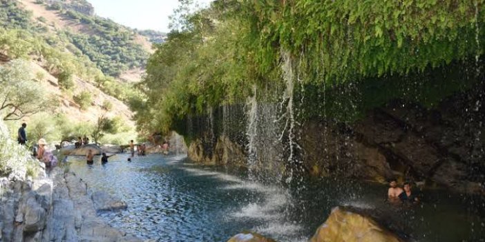 Hakkari’nin Kaval Şelalesi’nde bir genç akıntıya kapıldı