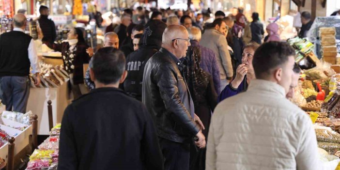 Elazığ'da Kapalı Çarşı’daki gurbetçi yoğunlu