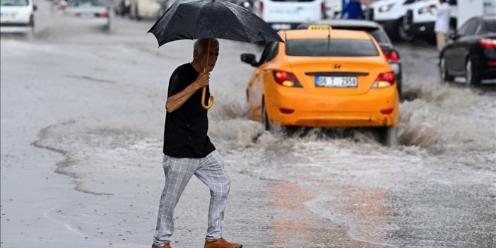 Bazı illerde etkili olan yağışlarda mahsur kalan 1065 kişi tahliye edildi