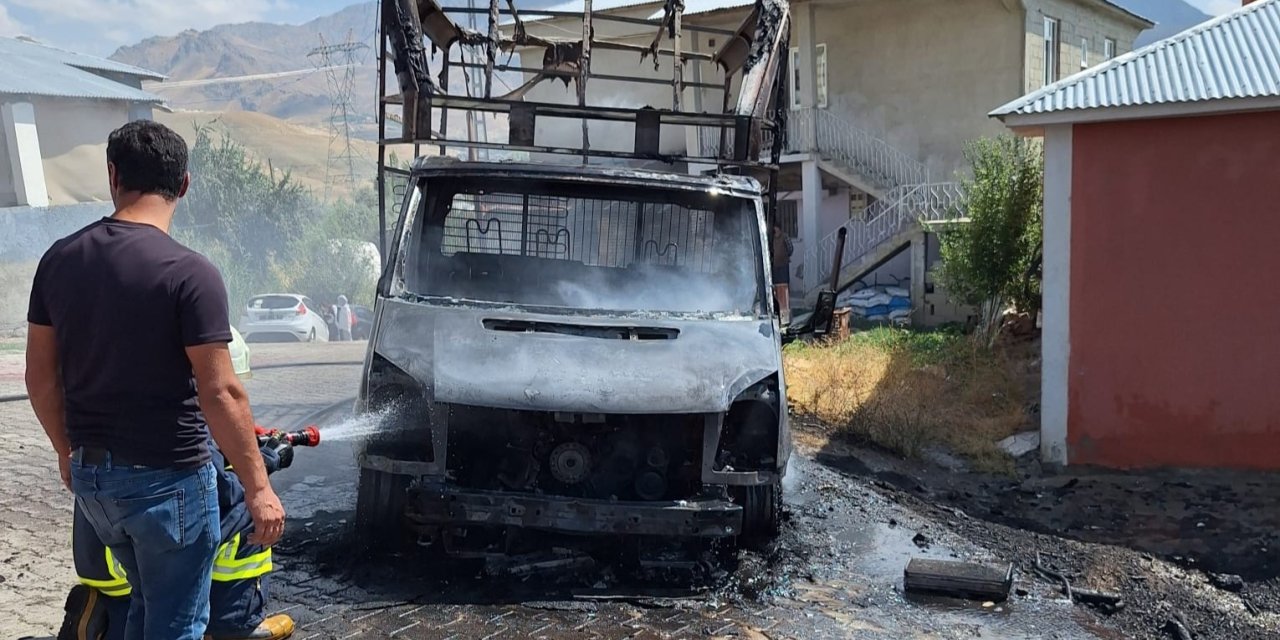 Van’da park halindeki kamyonet alev aldı