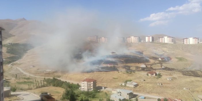 Yüksekova'da çıkan ot yangını evleri sardı