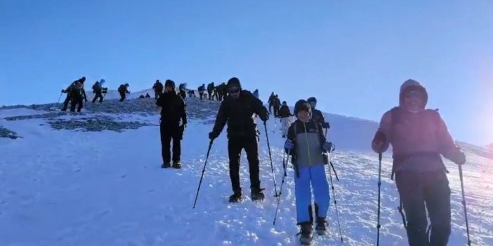 Ağrı Dağı, dağcı turistleri ağırlamaya devam ediyor