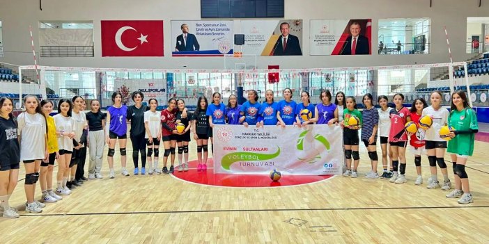 Hakkari'de "Evinin Sultanları" projesi kapsamında voleybol turnuvası düzenlendi