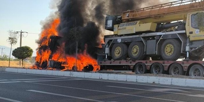 Elazığ’da iş makinesi yüklü tır, yandı