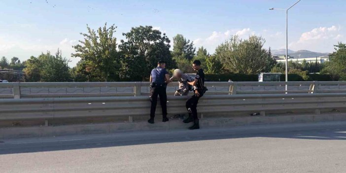 Üst geçitten atlamak isterken polis engel oldu