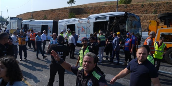 Küçükçekmece'de metrobüsün başka bir metrobüse çarpmasıyla1 kişi öldü, 38 kişi yaralandı