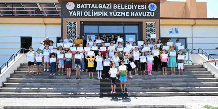 Battalgazi Belediyesi ile 110 çocuk yüzmeyi öğrendi