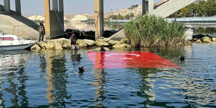 Dalgıçlardan Fırat Nehri’nde bayraklı 30 Ağustos kutlaması