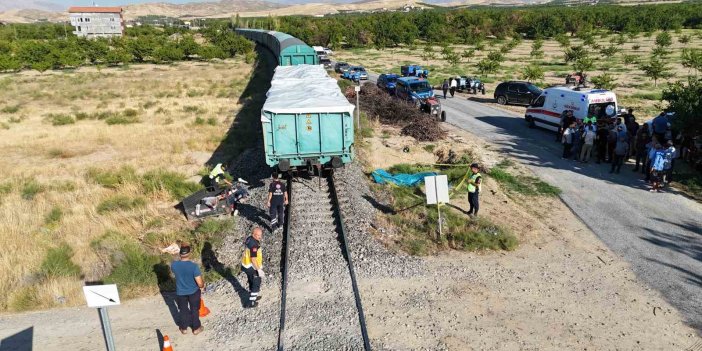 Yük treni çapa motoruna çarptı, anne ve 2 çocuğu yaşamını kaybetti