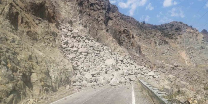 Heyelan nedeniyle Oltu - Artvin karayolu yolu ulaşıma kapandı