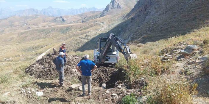 Hakkari'de 3 bin 500 rakımdaki su arızası giderildi