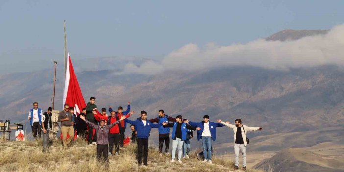 Oltu protokolü Sitare Dağı’na tırmandı ve  zirvede eskiyen Türk bayrağını yenisiyle değiştirdi