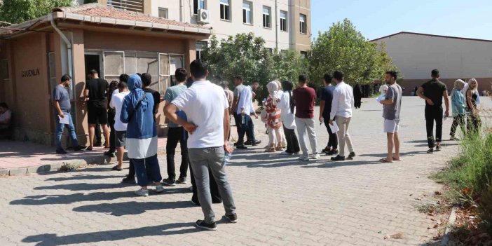 Şanlıurfa’da sınava geç kalan aday içeri alınmadı