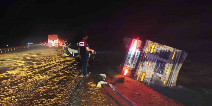 Kum yüklü tıra, mısır yüklü tır çarptı: 2 kişi yaralandı