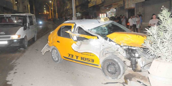 Cizre'de freni boşalan tır taksiyi biçti