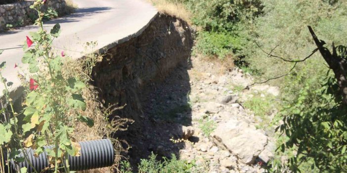 Şırnak-Uludere'de akarsu toprağı aşındırdı, köy yolu havada kaldı