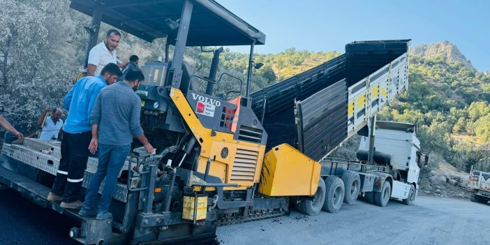 Hakkari'nin Derecik ilçesinde yol yapım çalışmaları sürüyor