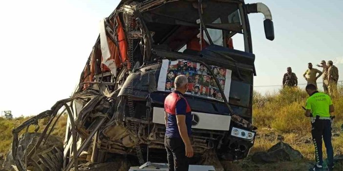 Gürcistan plakalı otobüs Iğdır’da şarampole yuvarlandı: 2 kişi yaralandı