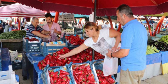 Erzincan’da salçalık domates ve biberler pazar tezgahlarında