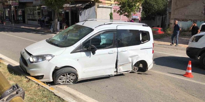 Ambulans ile hafif ticari araç çarpıştı: 2 kişi yaralandı