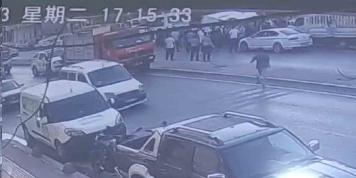 Antep'te minibüs, park halindeki otomobilin üzerine çıktı