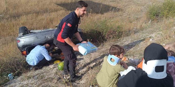 Erzincan’da otomobil şarampole uçtu: 6 kişi yaralandı