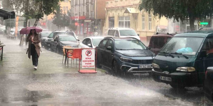 Kars’ta sağanak yağmur: Caddeleri göle döndürdü