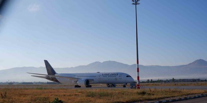 Hindistan uçağı yolcularının Erzurum’daki bekleyişi devam ediyor