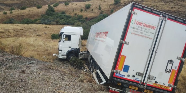 Erzincan'da bir tır yoldan aşağı uçtu