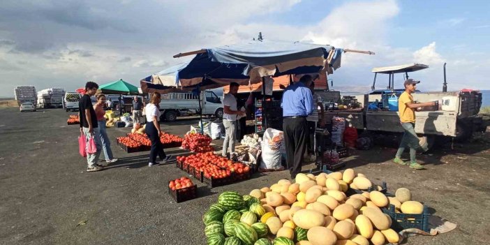 Bitlis'te yol kenarında satılan ürünler ilgi görüyor