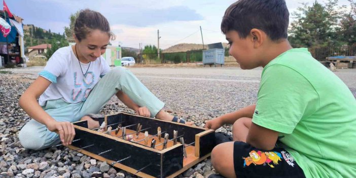 Çamaşır mandalı ile şişten yaptıkları langırt çocukların en büyük eğlenceleri oldu