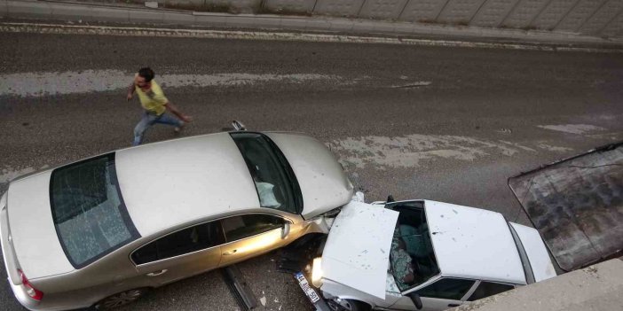 İki otomobil altgeçitte kafa kafaya çarpıştı: 3 kişi yaralandı