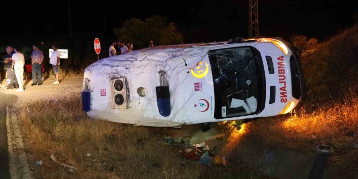 Elazığ’da ambulans şarampole devrildi: 3 kişi yaralandı