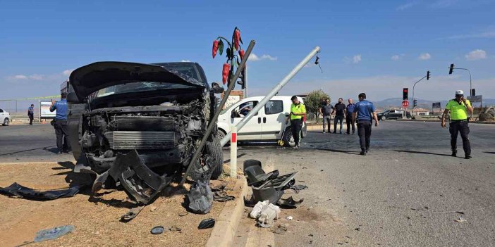 Gaziantep’te hafif ticari araç ile minibüs çarpıştı: 4 kişi yaralandı