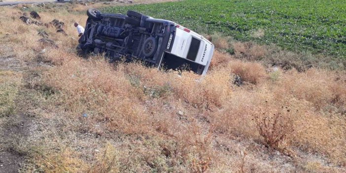 Bitlis'te öğretmen servisi şarampole devrildi: 10 yaralı