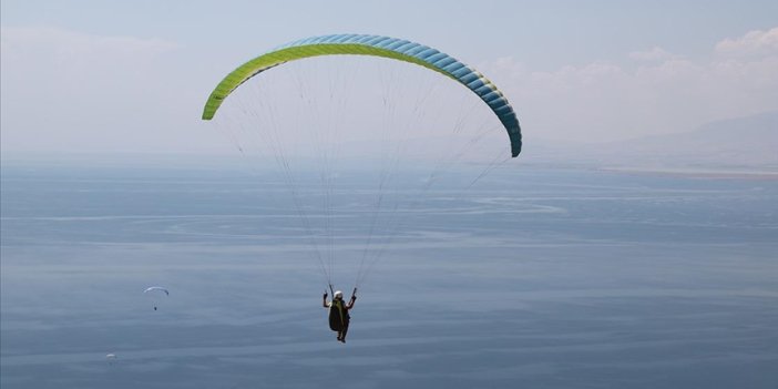 Yamaç paraşütü tutkunları Van Gölü semalarında uçtu