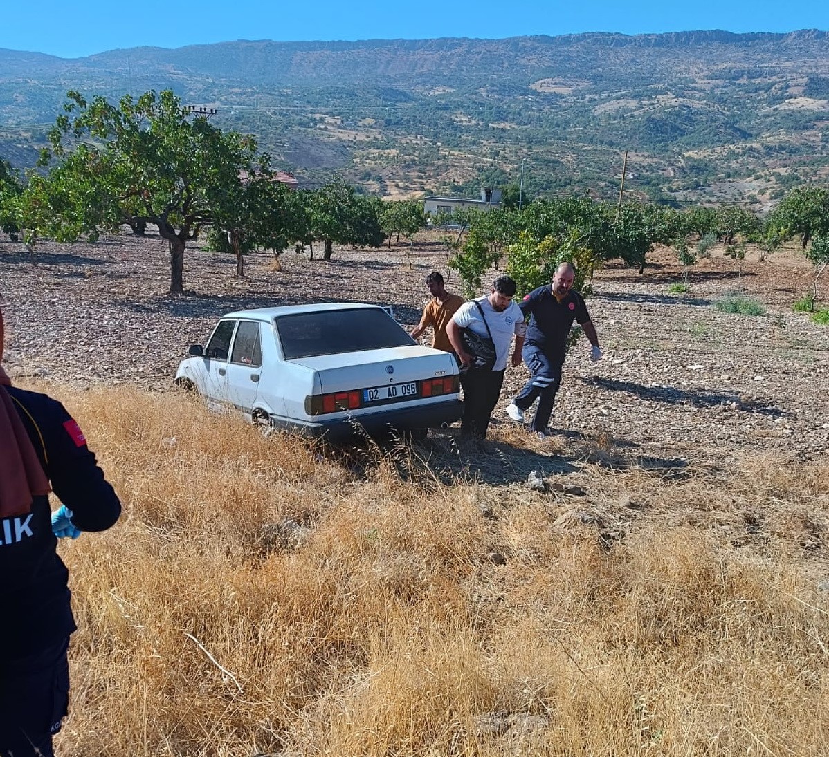 Ön tekeri çıkan otomobil tarlaya girdi: 1 kişi yaralandı