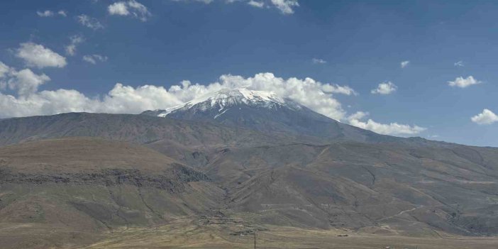 Ağrı Dağı’na sonbahar mevsiminden ilk kar düştü