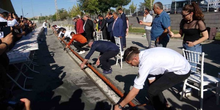 Van’da  30 kişilik bir ekibin,tek şişte yaptığı 65 metrelik kebap dakikalar içerisinde tüketildi