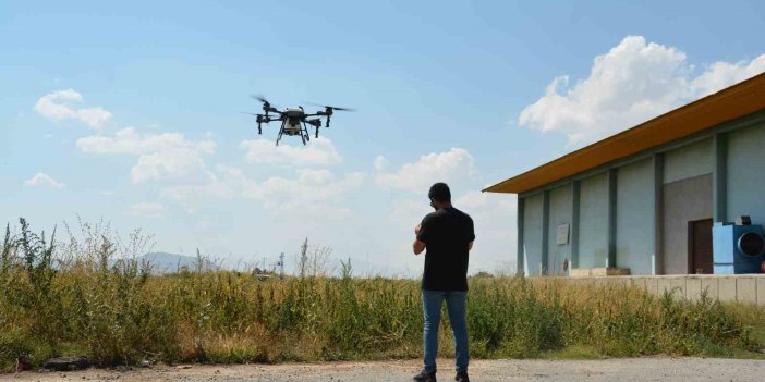 Bitlis’te çekirgeye karşı zirai dronla mücadele