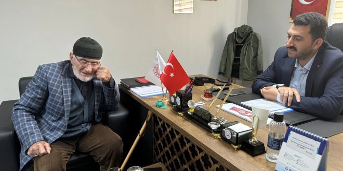 Ardahan'da huzurevinin 92 yaşındaki dedesi deyişleriyle misafirlerini ağırlıyor