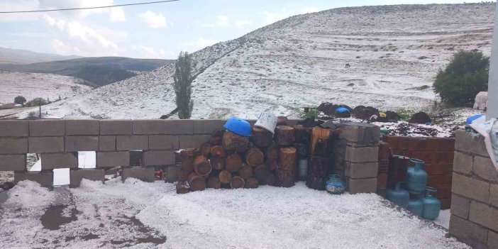 Ardahan'ın Hanak ilçesi dolu yağışı ile beyaza büründü