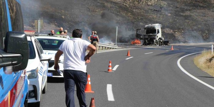 Erzincan’da seyir halindeki tır alev aldı