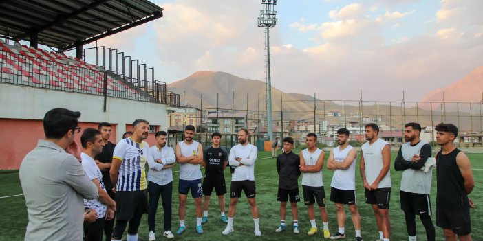 Hakkari Valisi Ali Çelik, Zapspor futbolcularıyla antrenman yaptı