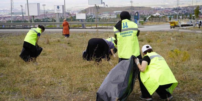 1 tonun üzerinde  çöp topladılar