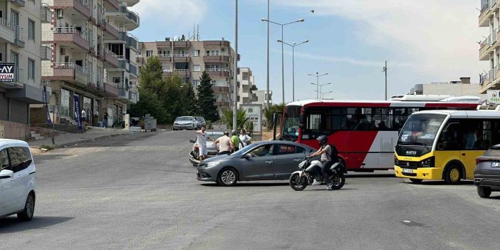 Mardin’de halk otobüsü ile otomobil çarpıştı şans eseri yaralana olmadı