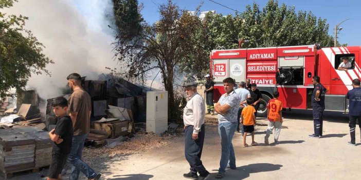 Adıyaman'da boş arazide bulunan yapı malzemeleri alev alev yandı