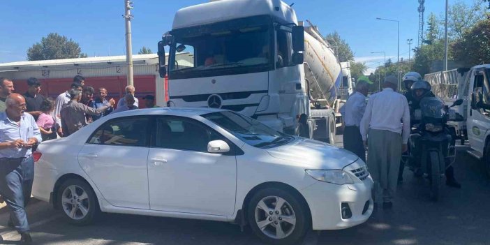 Adıyaman'da, çimento tankeriyle çarpışan otomobil sürüklendi