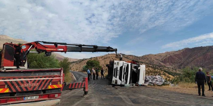 Tır devrildi: Siirt-Şırnak karayolu trafiğe kapandı